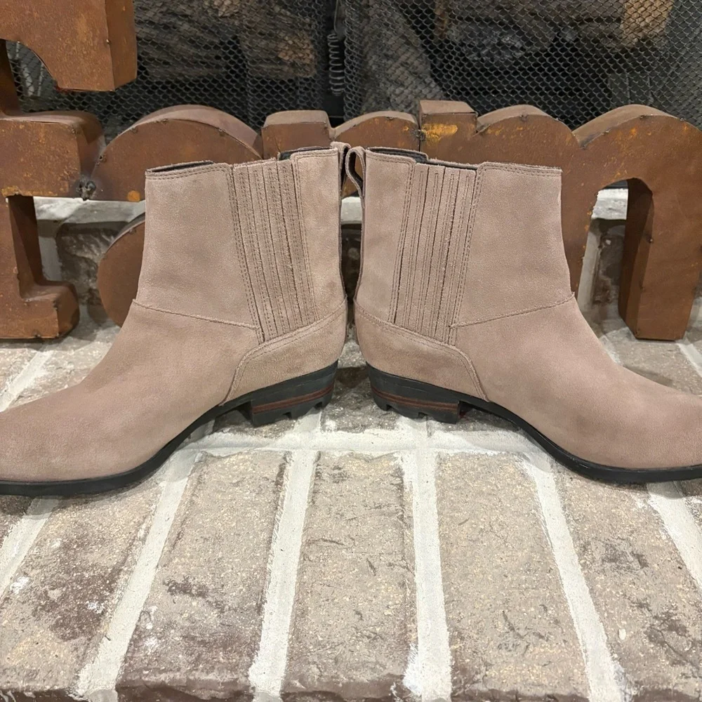 Sorel Women’s Lolla Chelsea Suede Boots Size 10